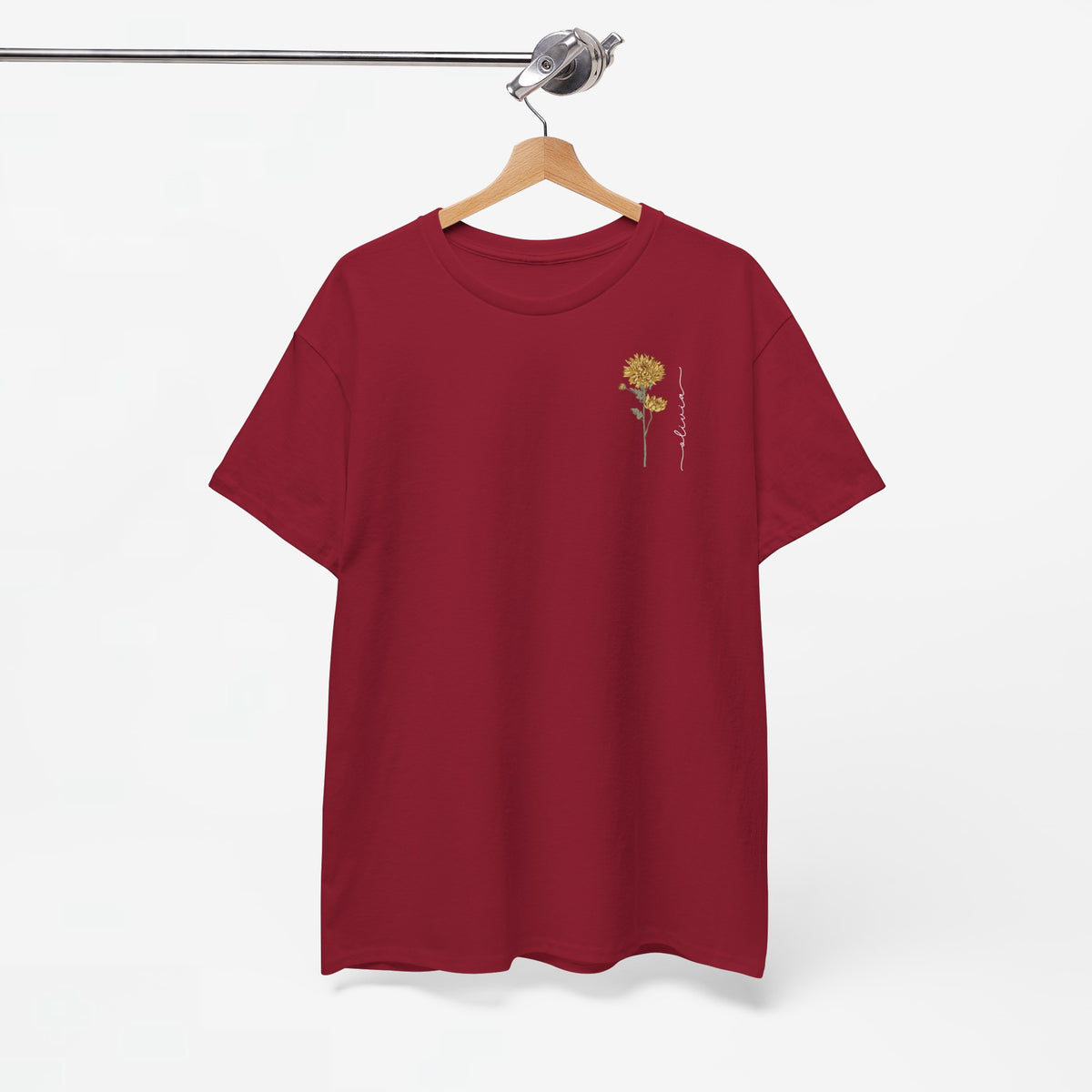 Rode T-shirt (achterkant) met kleine goudkleurige bloemprint rechts op borsthoogte.