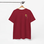 Rode T-shirt (achterkant) met kleine goudkleurige bloemprint rechts op borsthoogte.