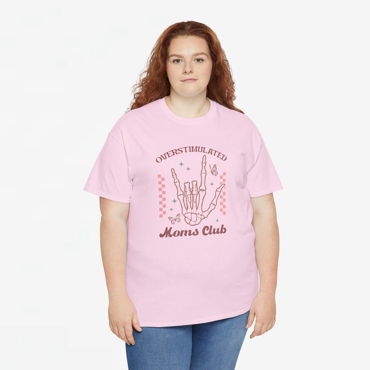 Roze oversized dames T-shirt met ronde hals en grote borstprint “Overstimulated Moms Club”.