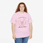 Roze oversized dames T-shirt met ronde hals en grote borstprint “Overstimulated Moms Club”.