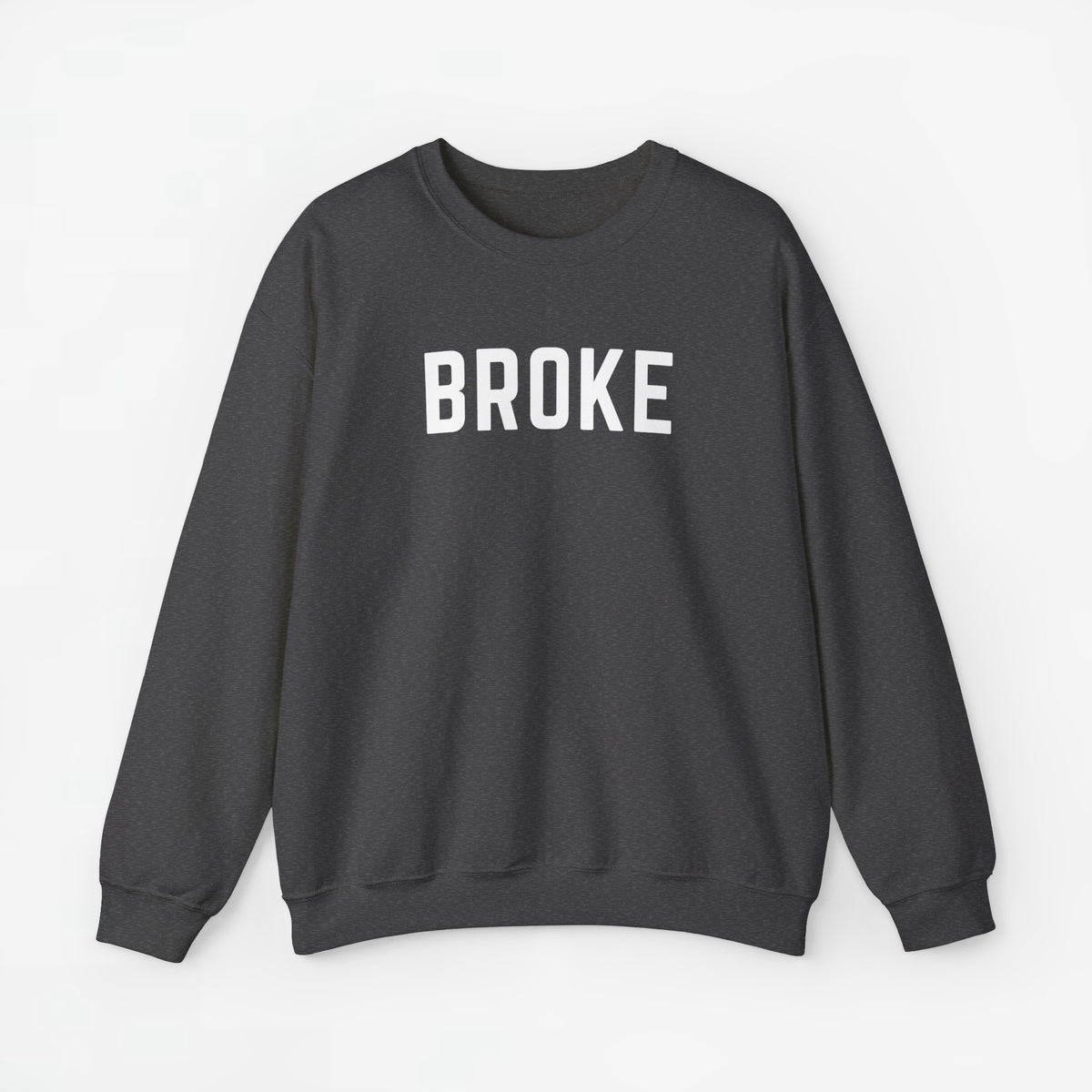 Sweatshirt met lange mouwen in donkergrijs met tekst BROKE op de borst.