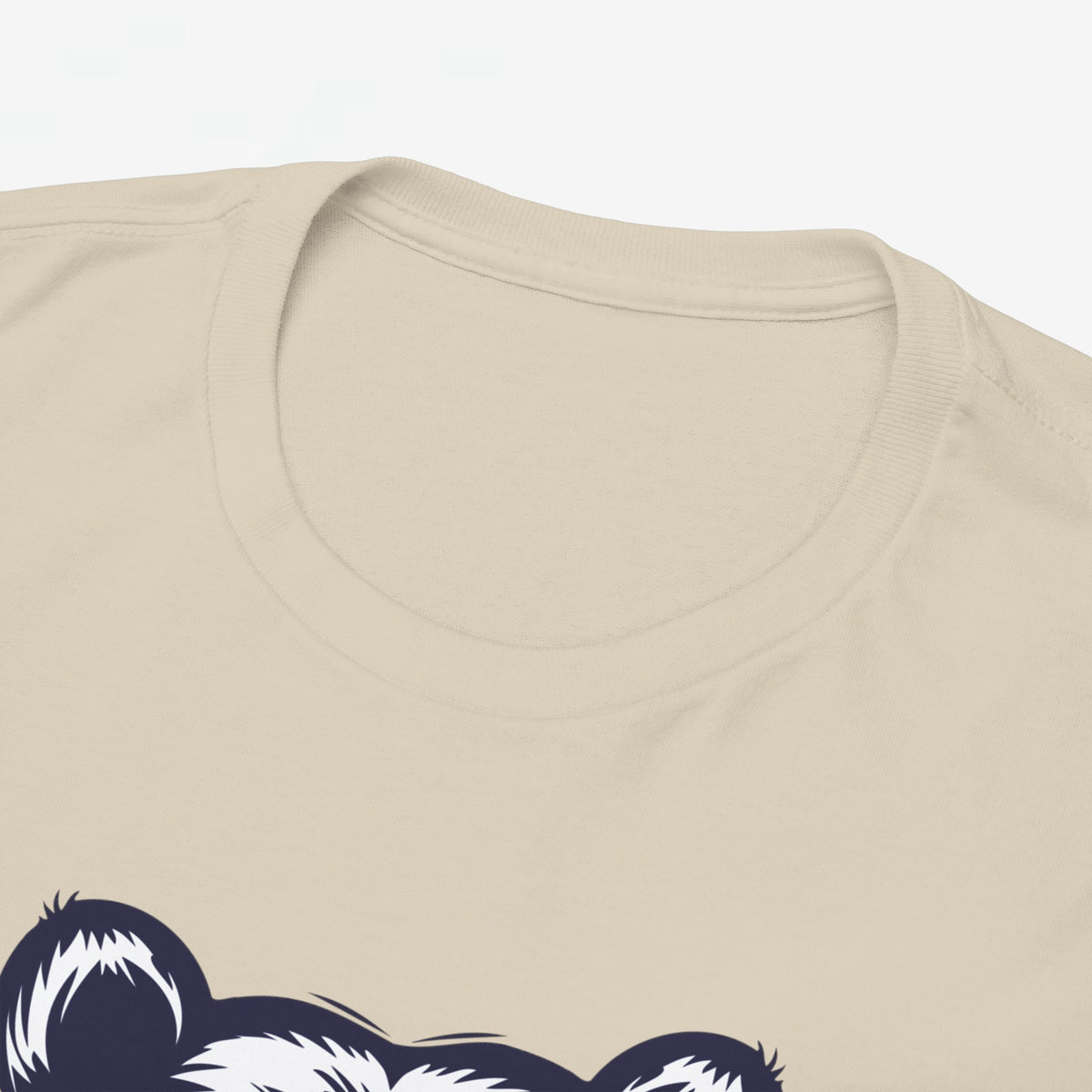 Oversized T-shirt zandkleurig, close-up halslijn met subtiele stiksels