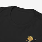 Zwarte T-shirtkraag met kleine gele bloemprint op de borst