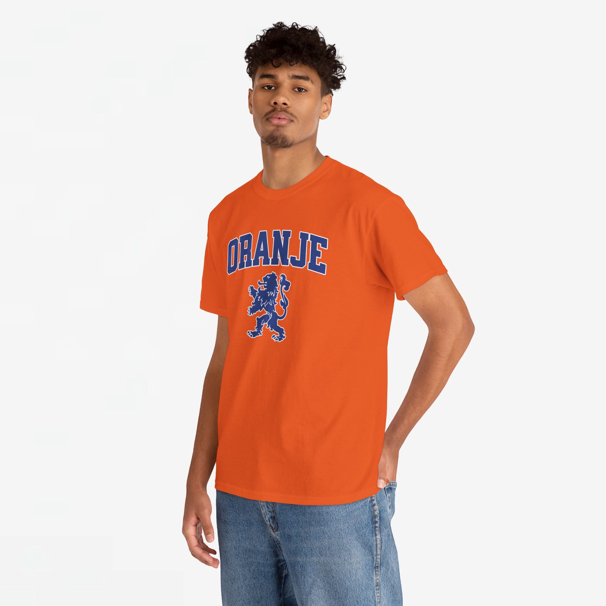 Oranje T-shirt voor EK, WK en Koningsdag - Personaliseer met Naam & Rugnummer - ORANJE met Leeuw (blauwe tekst)
