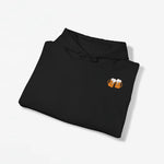 Zwarte hoodie plat gevouwen met trekkoord en klein borstlogo op de voorkant