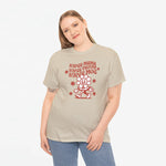 Sandkleurige oversized T-shirt met rode Moederdag-tekst en stripfiguur, model draagt