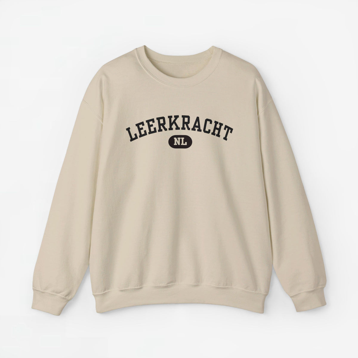 Trui met ronde hals, beige kleur en borstprint “LEERKRACHT” met NL-embleem.