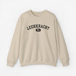 Trui met ronde hals, beige kleur en borstprint “LEERKRACHT” met NL-embleem.