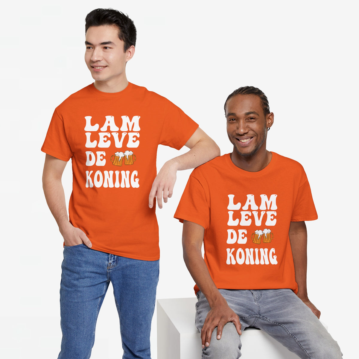 Twee heren in oranje T-shirts met witte tekstprint “LAM LEVE DE KONING”