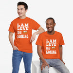 Twee heren in oranje T-shirts met witte tekstprint “LAM LEVE DE KONING”