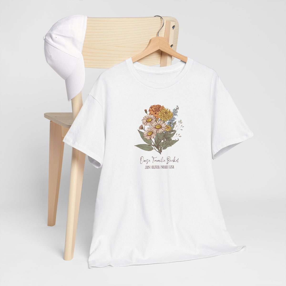Gepersonaliseerd moederdag T-shirt wit met bloemenprint op borst, op tafel met stoel erachter