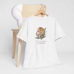 Gepersonaliseerd moederdag T-shirt wit met bloemenprint op borst, op tafel met stoel erachter