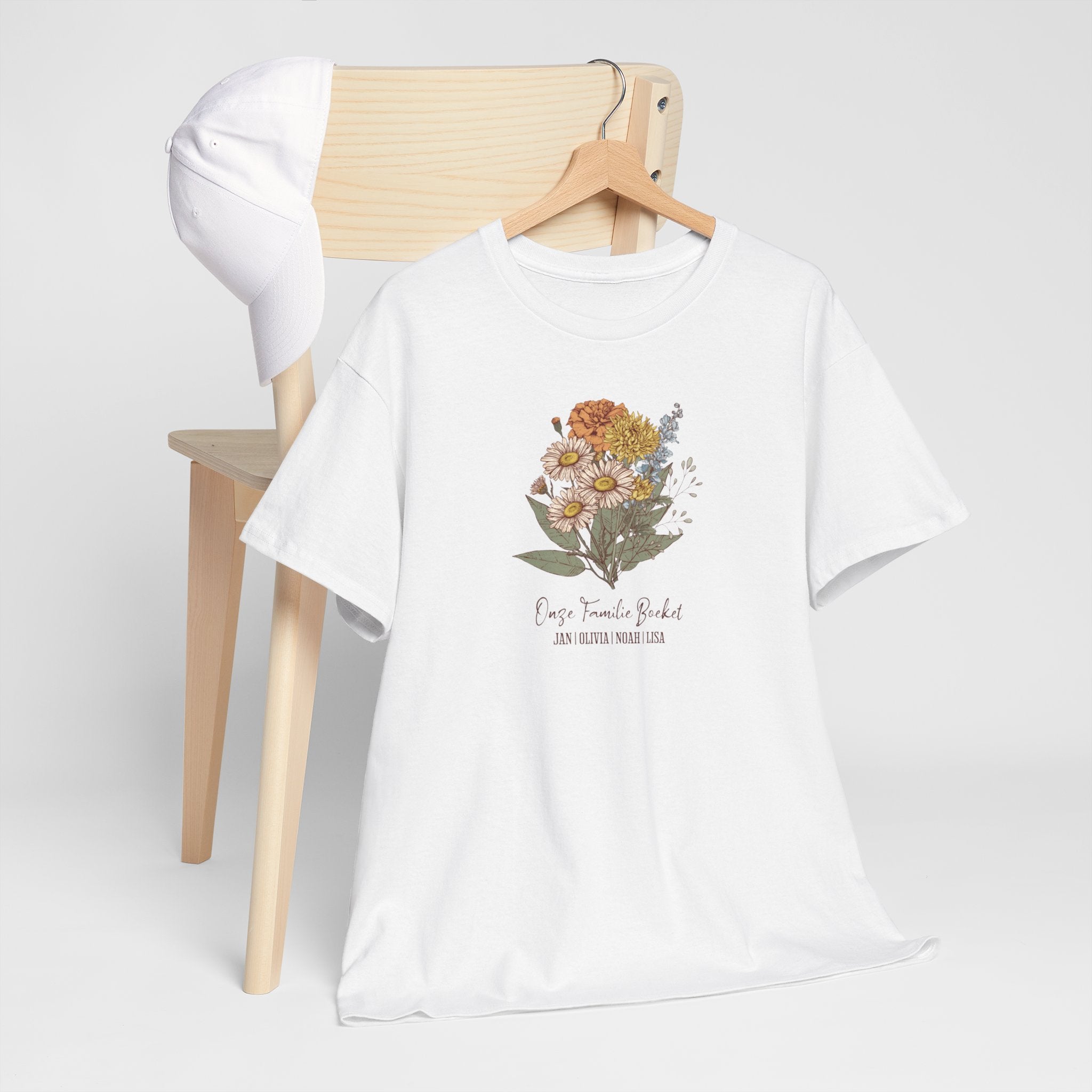 Gepersonaliseerde Moederdag Mama Cadeau - T-shirt - Ons familieboeket met namen en geboortemaand bloemen