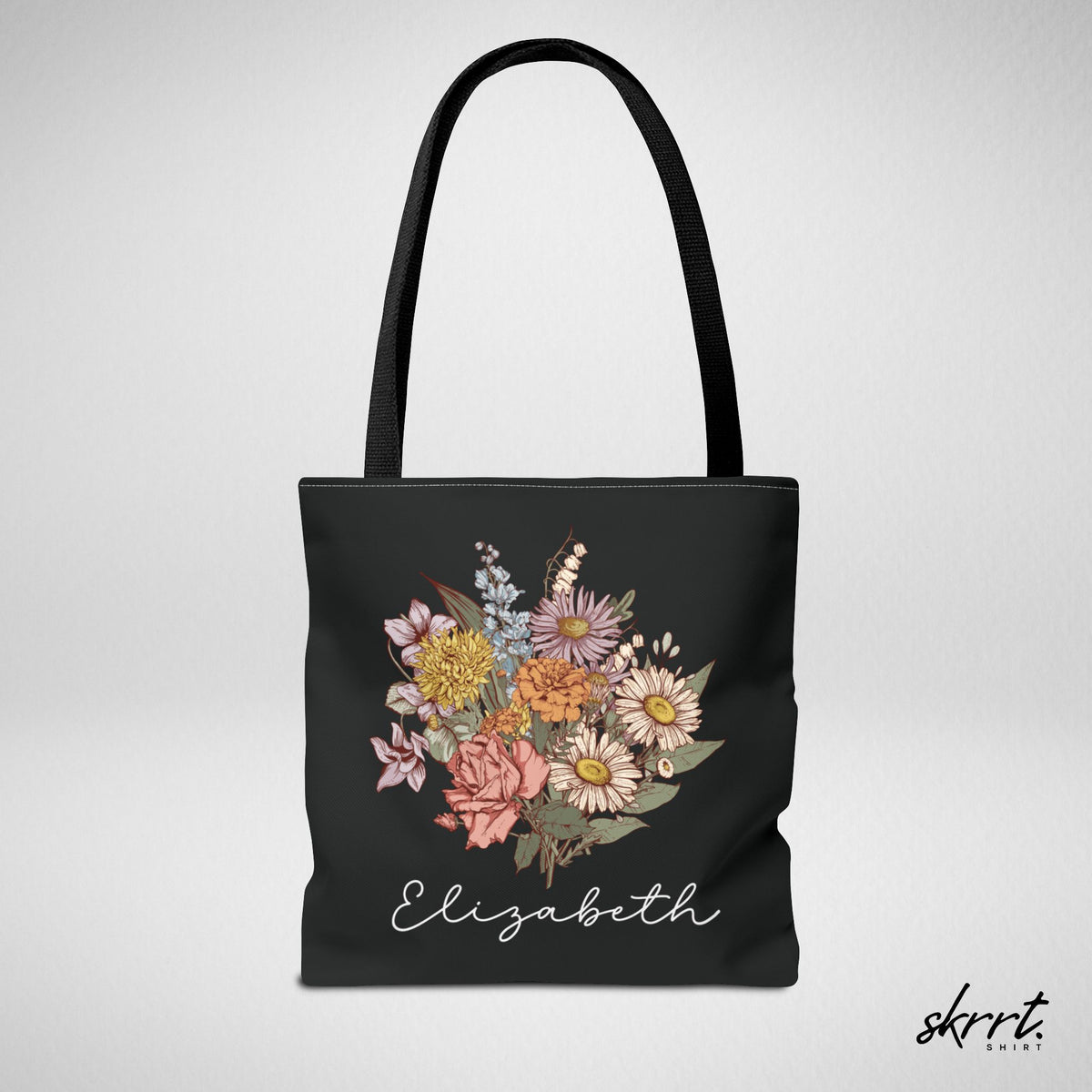 Zwarte tote bag met bloemenboeket en naam Elizabeth op de voorkant, brede hengsels.