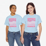 Lichtblauwe oversized T-shirt met roze “MAMA”-print, op twee modellen