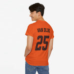 Oranje T-shirt van achteren met rugprint “VAN DIJK” en nummer 25