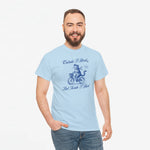 Lichtblauwe t-shirt met frontprint van kat op fiets en tekst, gedragen door model