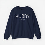 Donkerblauwe sweater met borstopdruk HUBBY en EST. 2024, lange mouwen
