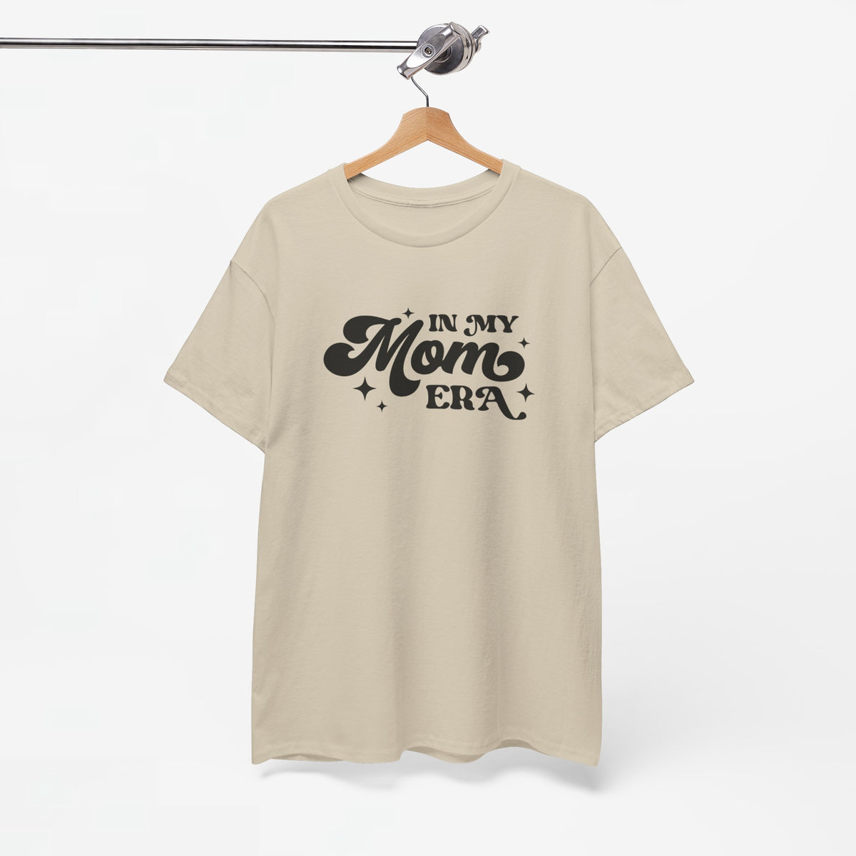 Oversized zandkleurige T-shirt met zwarte 'In my Mom Era' tekst op hanger
