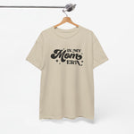Oversized zandkleurige T-shirt met zwarte 'In my Mom Era' tekst op hanger