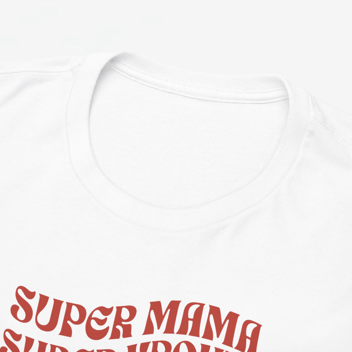 Wit T-shirt close-up van ronde hals en bovenkant rode tekstprint