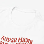 Wit T-shirt close-up van ronde hals en bovenkant rode tekstprint