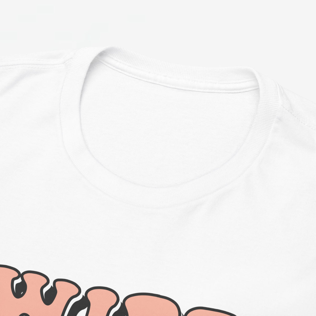 Detail van witte t-shirt hals met platte stiksels, gedeeltelijke print zichtbaar