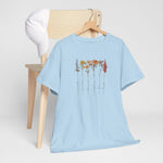 Lichtblauw T-shirt met bloemenprint en verticale namen, op kledinghanger