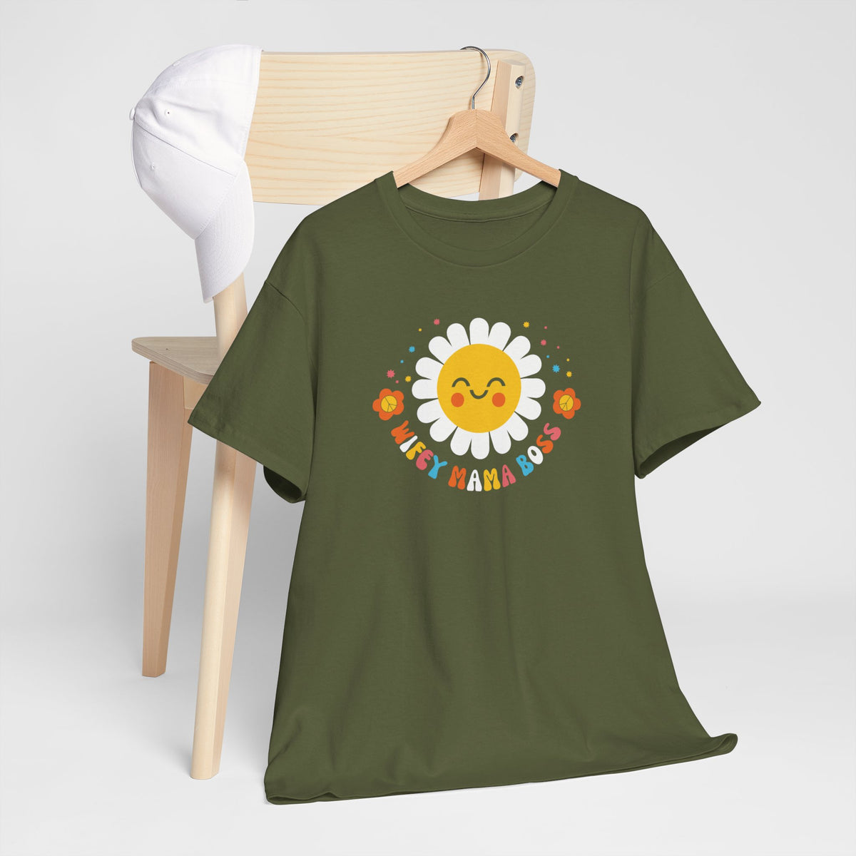 Militairgroen T-shirt met zonnetje-bloem en gekleurde tekstprint, korte mouwen.