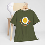 Militairgroen T-shirt met zonnetje-bloem en gekleurde tekstprint, korte mouwen.