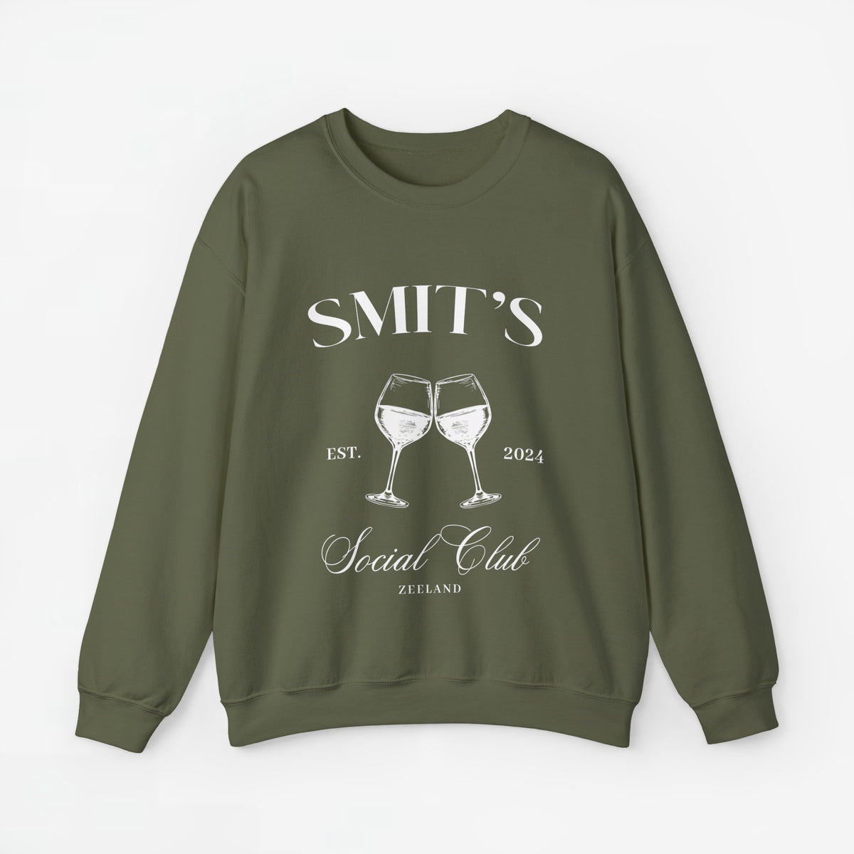 Legergroene sweatshirt met witte opdruk SMIT'S Social Club en twee wijnglazen, jaartal 2024.