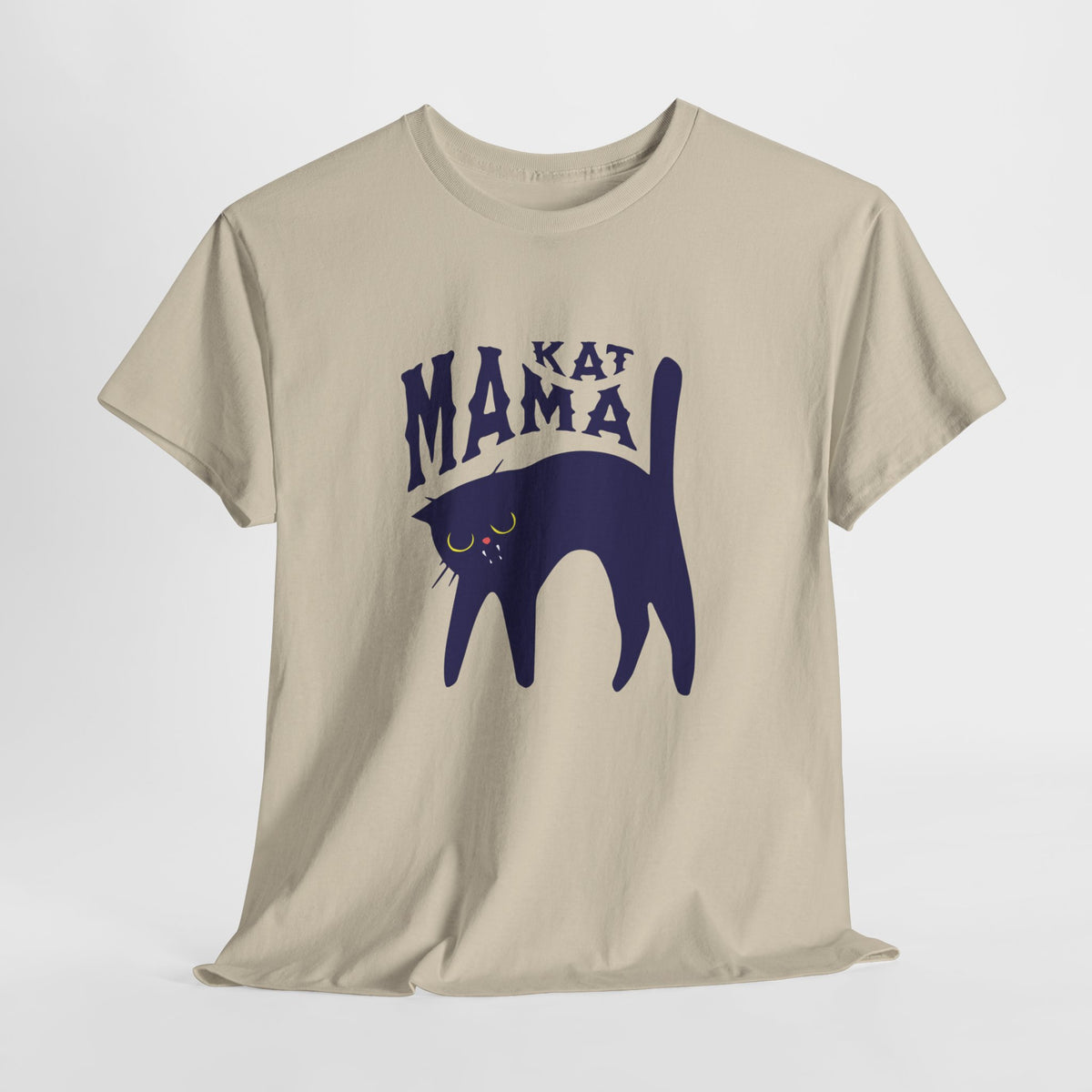 Beige oversized T-shirt met paarse kattenprint en tekst 'KAT MAMA'.