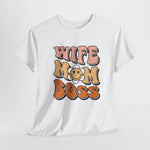 Witte t-shirt met grote frontopdruk “WIFE MOM BOSS” in rood, geel en oranje