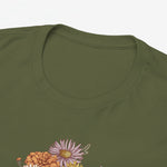 Olijfgroene T-shirt met close-up bloemenprint op de borst en ronde hals.