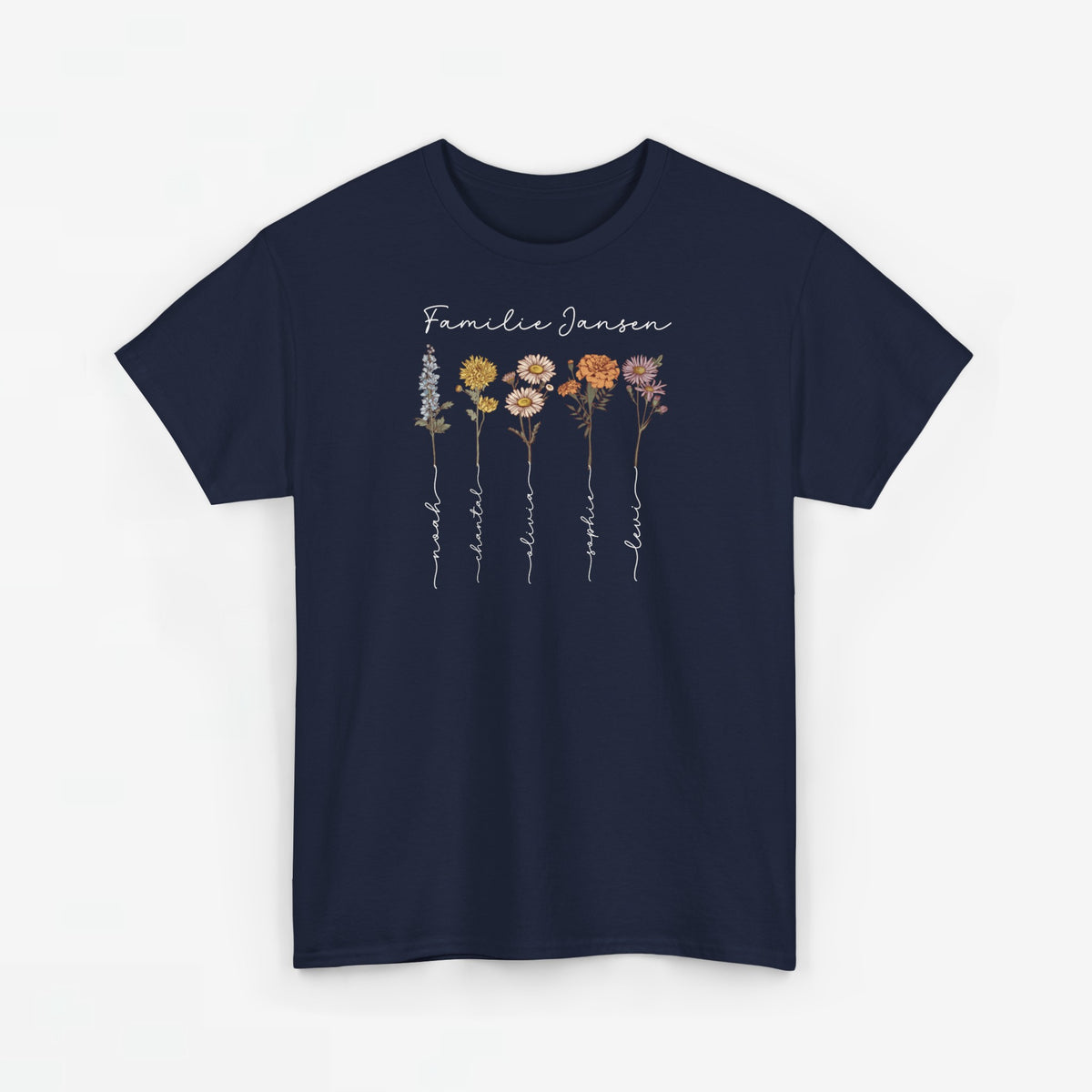 Donkerblauwe t-shirt met bloemenprint en sierlijke tekst op de borst.