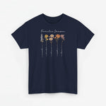 Donkerblauwe t-shirt met bloemenprint en sierlijke tekst op de borst.