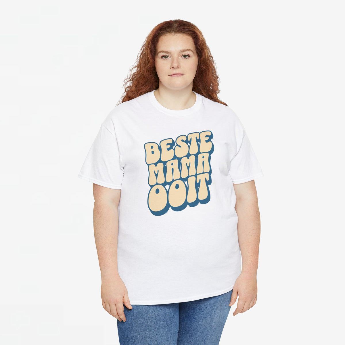 Wit oversize t-shirt met blauwe/geel “BESTE MAMA OOIT”-print vooraan.