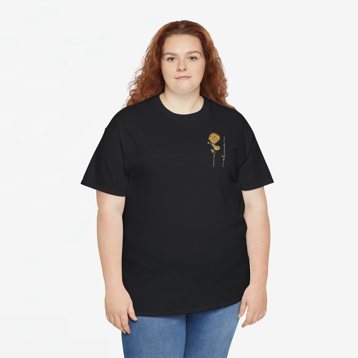 Zwart T-shirt met kleine gele bloemprint op de borst, vooraanzicht