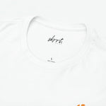 Detail: witte T-shirt hals met merklogo en ‘100% Cotton’