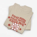 T-shirt oversized in zandkleur met rode tekstprint en bloemdecor rond een lachend figuur