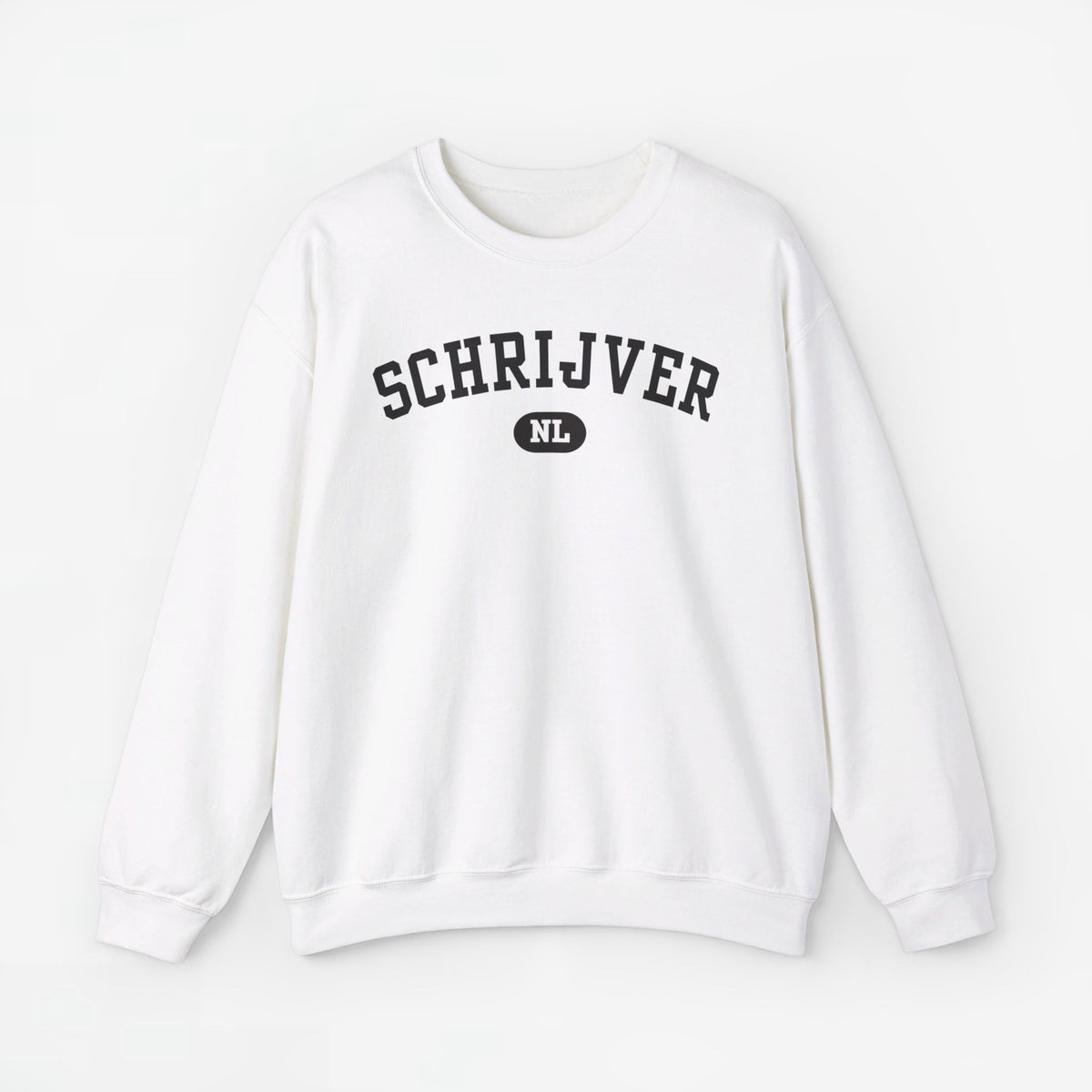 Witte sweater met ronde hals en borstprint “SCHRIJVER” met NL-badge