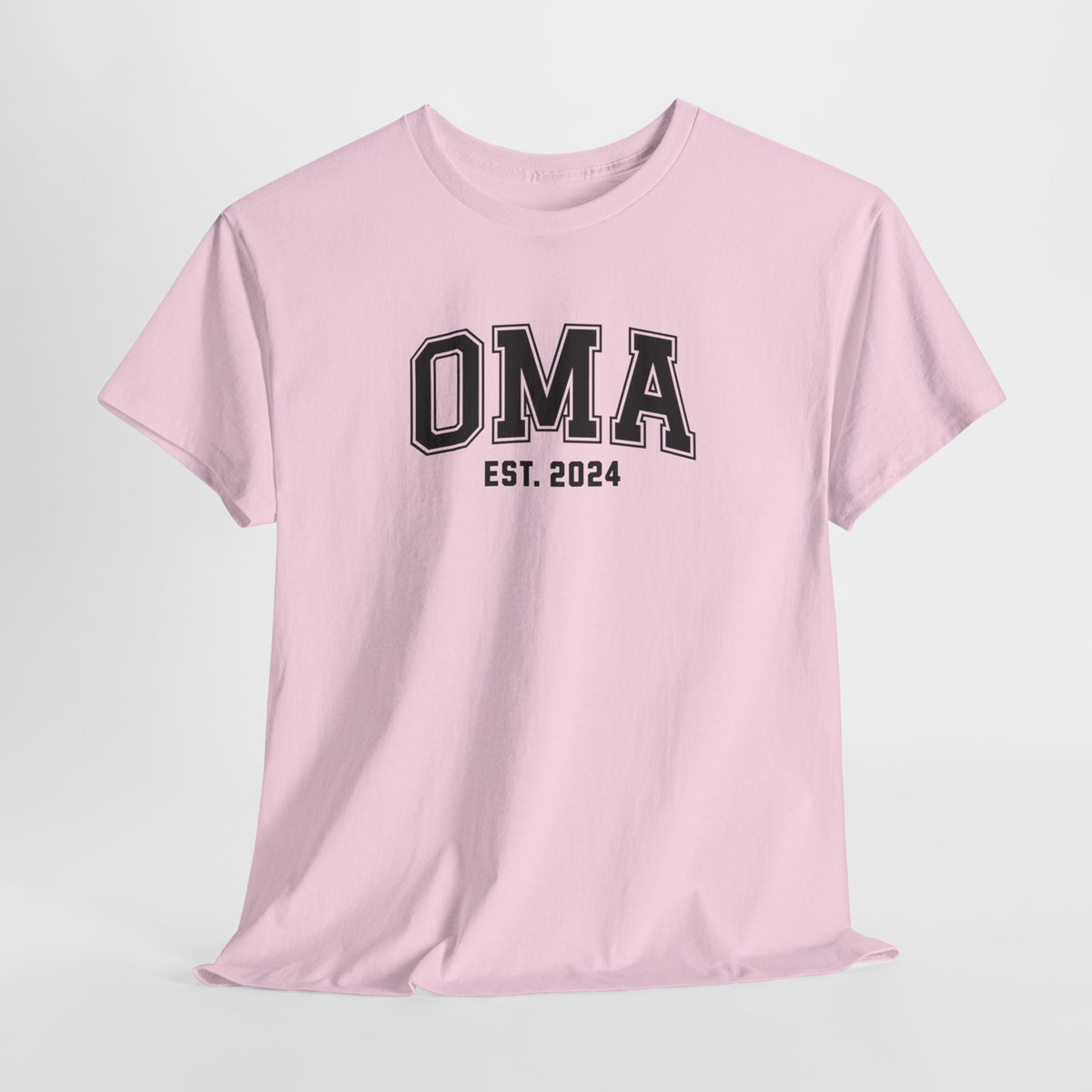 Roze T-shirt met opdruk “OMA EST. 2024”, ronde hals en korte mouwen