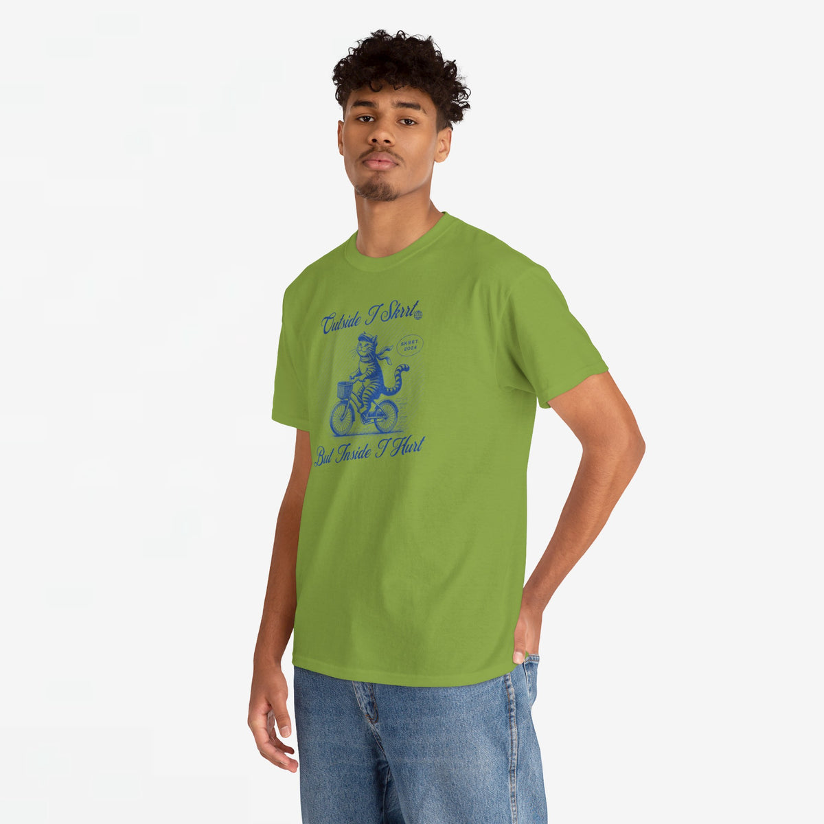 Groene oversized T-shirt met blauwe fietsende kattenprint, model in zijaanzicht
