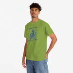 Groene oversized T-shirt met blauwe fietsende kattenprint, model in zijaanzicht
