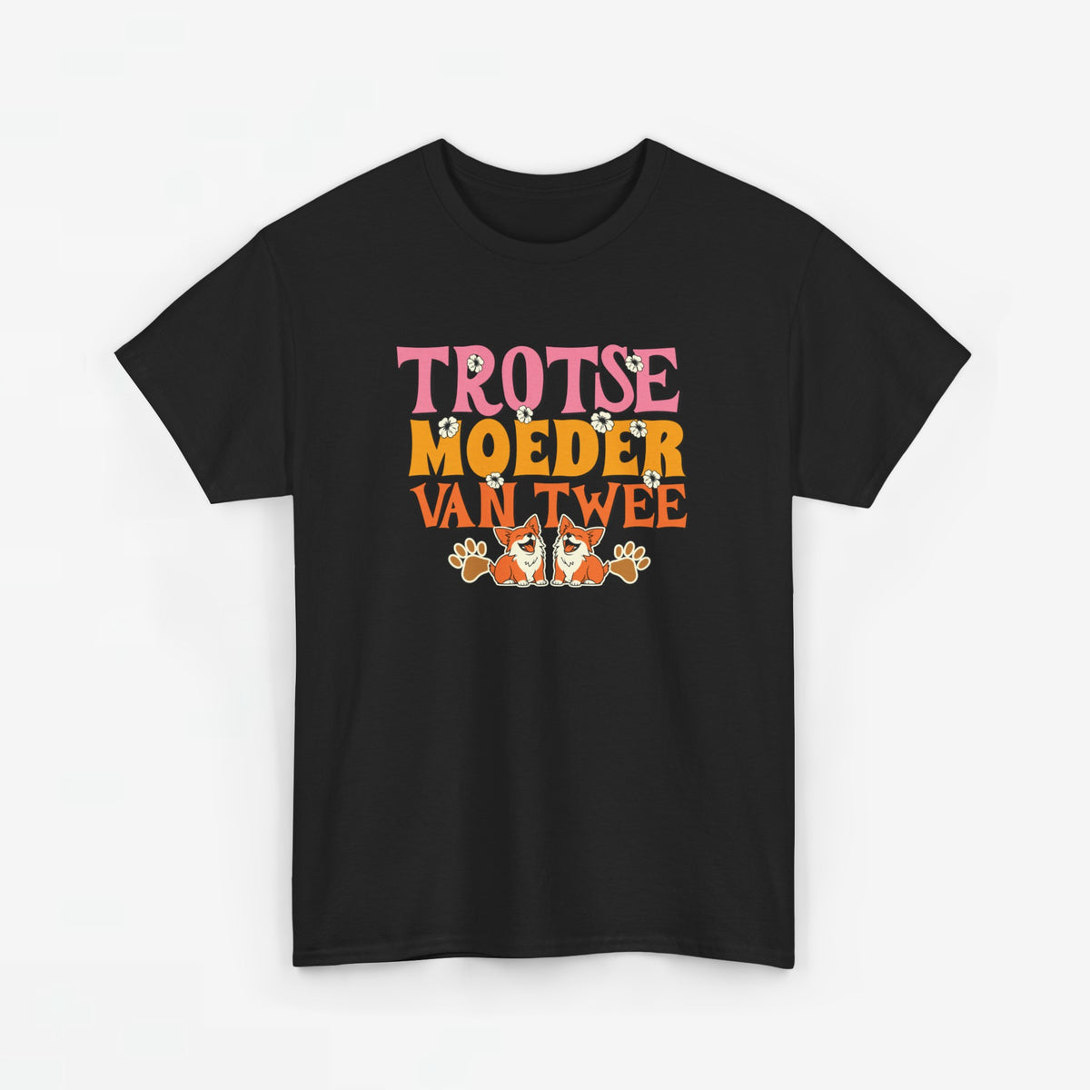 Zwarte t-shirt met kleurrijke opdruk en honden/katten onder de tekst op de borst.