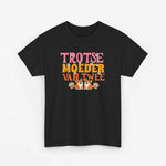 Zwarte t-shirt met kleurrijke opdruk en honden/katten onder de tekst op de borst.