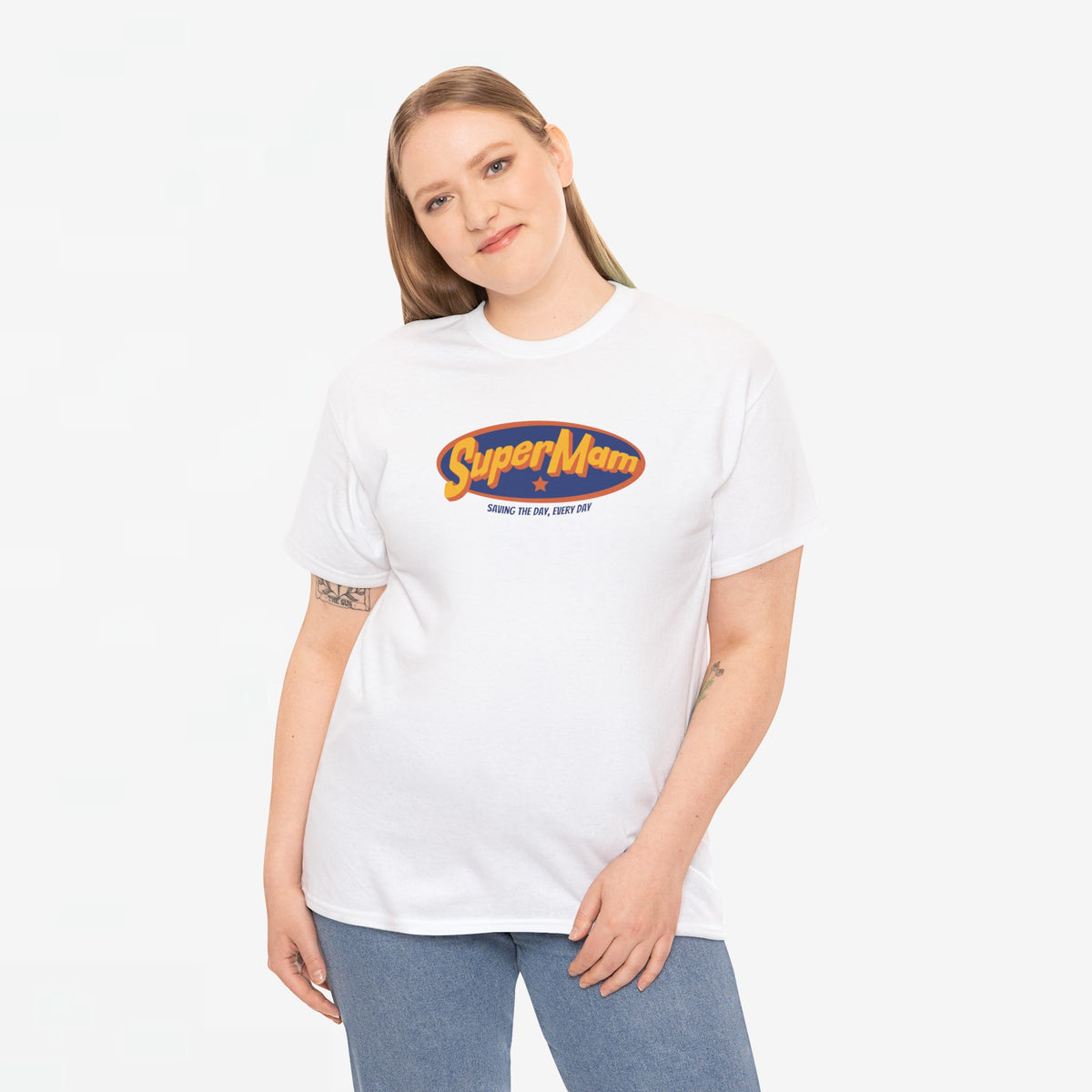Witte T-shirt met SuperMam-opdruk en ronde hals, gedragen door model