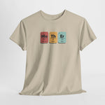 Zandkleurige T-shirt met ronde hals en borstprint van gekleurde blokjes, plat gelegd