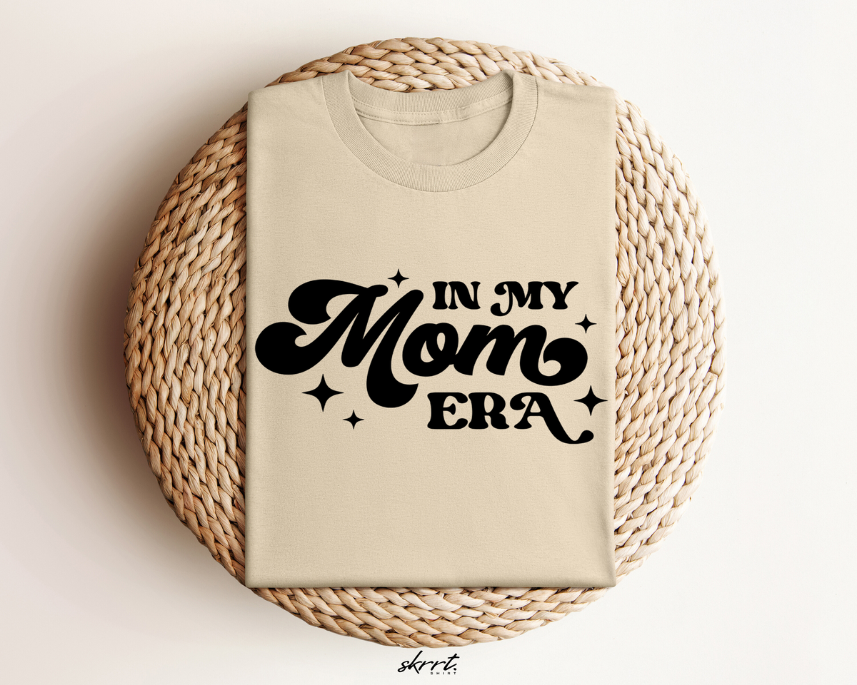 Oversized sandkleurig T-shirt met zwarte tekst “In My Mom Era”