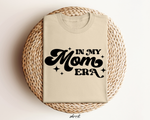 Oversized sandkleurig T-shirt met zwarte tekst “In My Mom Era”